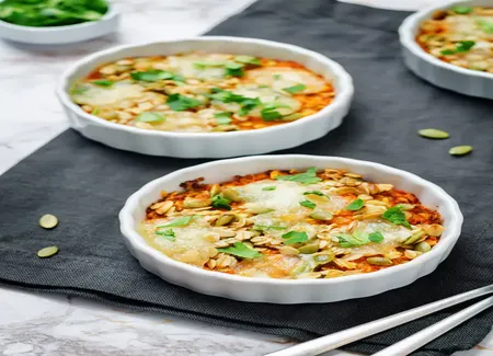 Cocottes légères de patate douce, fromage à raclette richesmonts et graines de courges