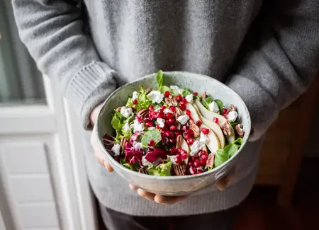 Salade de riz complet au mesclun, poires, grenade, noix de pécan et caprice des dieux