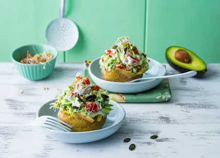 Pommes de terre farcies à l’avocat et au tartare ail et fines herbes