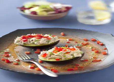 Avocats aux rillettes de thon au basilic
