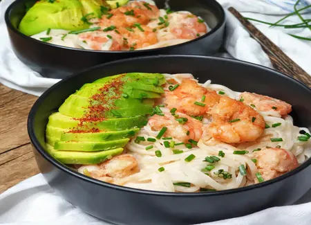 Nouilles de riz aux crevettes et à l'avocat