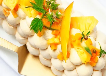 Bûche pavlova aux fruits exotiques