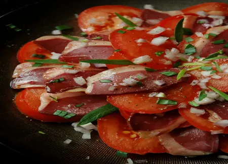Salade de tomates, magret séché et vinaigre basalmique