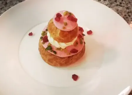 Religieuse rose/framboise, éclats de pistaches