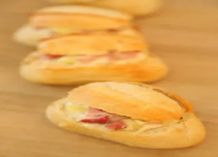 Crochons (petits pains farcis au brie et jambon)