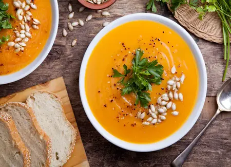 Soupe réconfortante aux légumes d'hiver