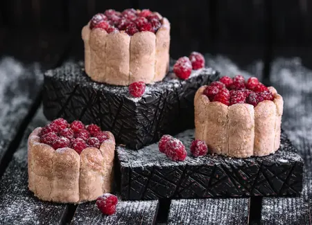 Gâteau mousse de mascarpone, framboises et biscuits roses de reims