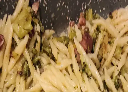 Pâtes aux brocolis, lardons et poireaux