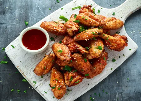 Wings de poulet marinés à la sauce sriracha