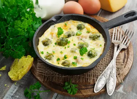 Omelette au fromage et aux choux de bruxelles