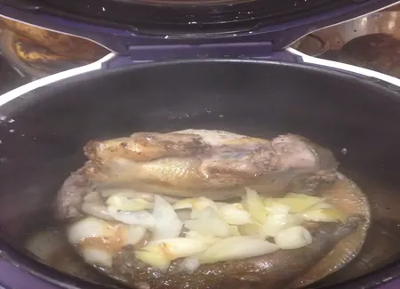 Coq au vin jaune et aux morilles