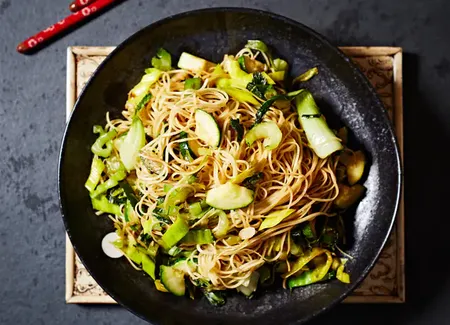 Nouilles sautées aux légumes et poulet (chine)