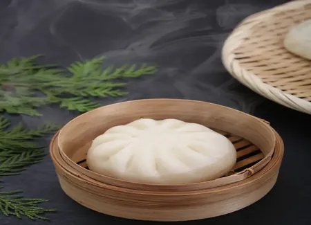 Nikuman (délicieuse brioches au porc cuites à la vapeur)