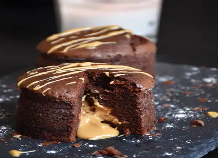 Petits moelleux au chocolat coeur coulant au beurre de cacahuète