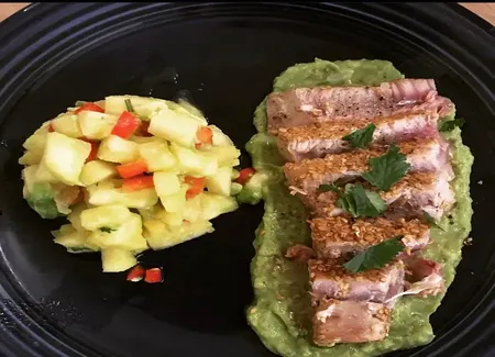 Thon tataki, crème d'avocat et salade d'ananas/poivron