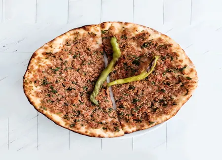 Lahmacun (pizza turque)
