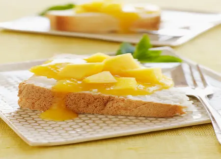 Gâteau d'anniversaire à étages à la mangue