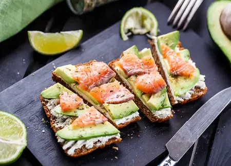 Canapés d'avocats au saumon fumé