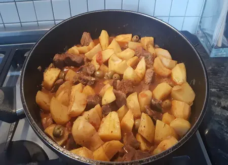 Tajine de veau aux pommes de terre et olives