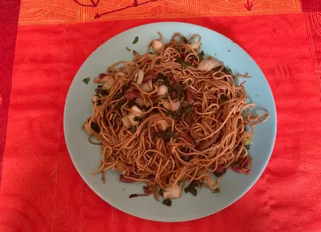 Nouilles sautées aux oignons et chou chinois