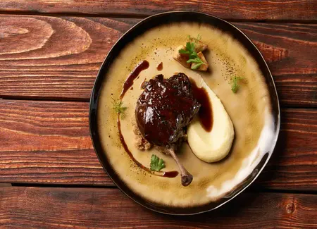 Confit de canard au vinaigre balsamique et au romarin, pruneaux, fruits sec, pomme purée, navets glacés