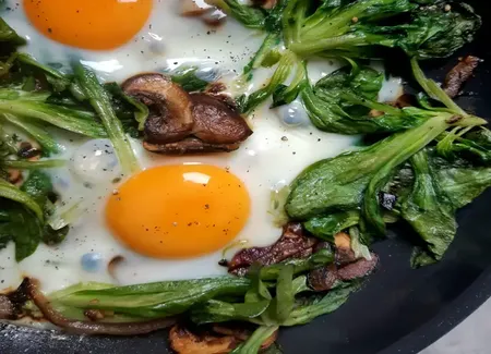 Chakchouka de mâche aux champignons