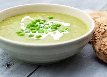 Soupe de petits pois à la noix de coco
