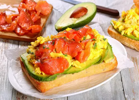 Tartine d'avocat au saumon fumé