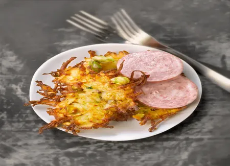 Saucisson lyonnais et paillassons de pommes de terre