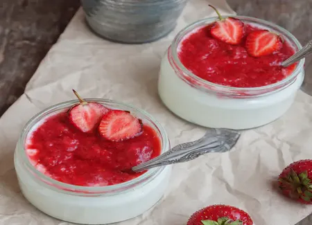 Coupes de fraises au fromage blanc et biscuits