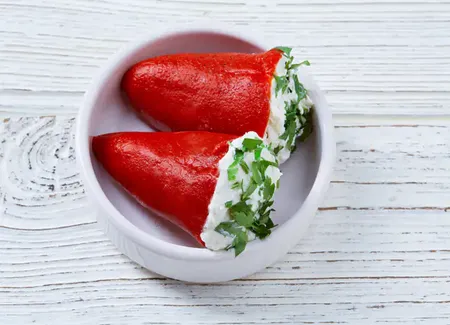 Piquillos farcis à la rillette de maquereaux grillés et brousse de brebis aux herbes, salade de fenouil croquant au citron et poivre long de java