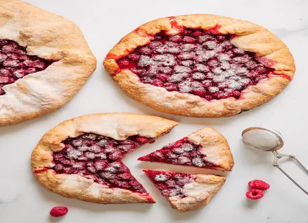 Tarte rustique aux framboises et à la confiture