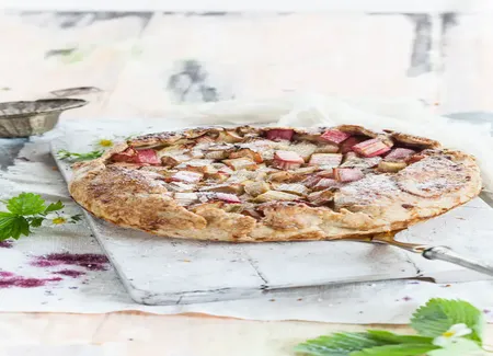 Tarte rustique à la rhubarbe