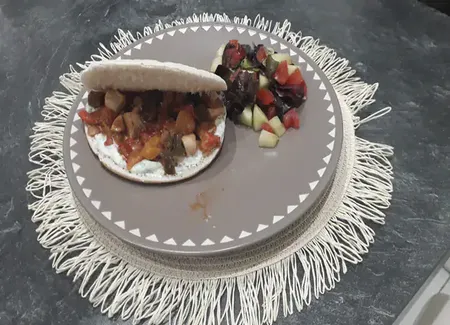 Pain pitas au poulet et aux légumes