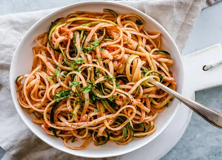 Pâtes à la courgette en sauce tomate