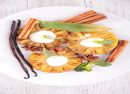 Ananas caramélisé au gingembre et à la cannelle