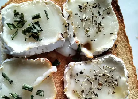 Toast au chèvre frais, miel et herbes de provence