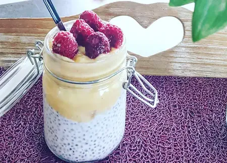 Pudding coco, banane, citron, framboises et graines de chia