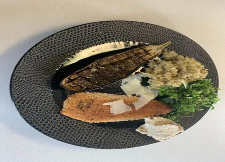 Aubergine confite, viennoise aux agrumes, quinoa et salade d'herbes