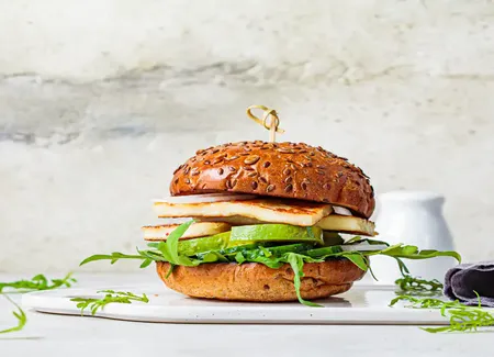 Burger végétarien au halloumi, avocat et roquette