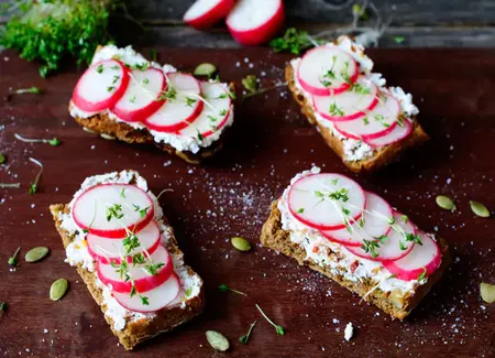 Tartines radis et fromage frais de chèvre