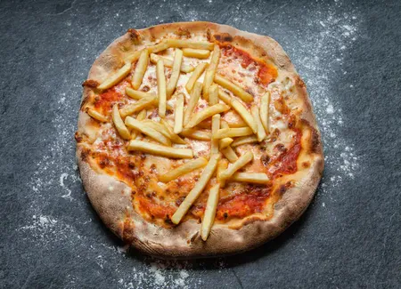 Pizza frites et fromage de herve