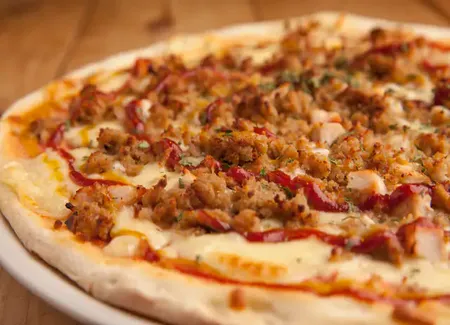 Pizza à la viande sauce avjar