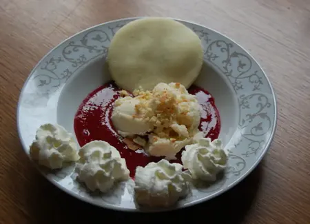 Glace vanille sur coulis de framboises et son biscuit
