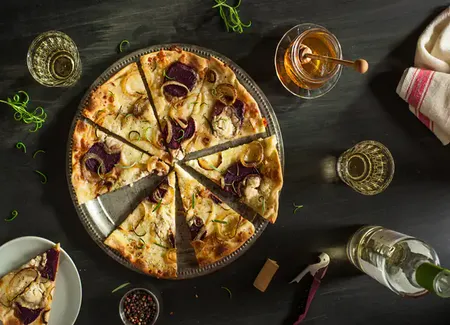 Pizza à la pomme de terre, chèvre et betterave