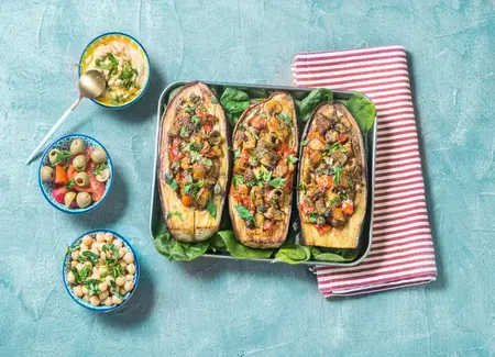 Aubergine farcie au houmous, tomates et olives