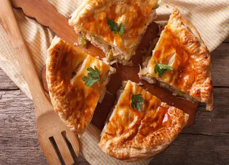Tourte à la volaille, au foie gras et aux champignons