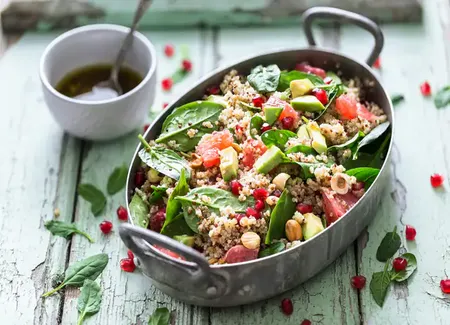 Salade de quinoa, épinard, pamplemousse, avocat