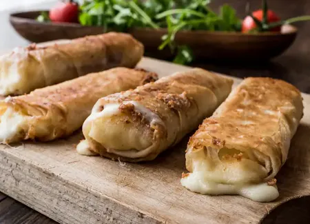 Galettes de blé noir roulées à la saucisse et à la raclette