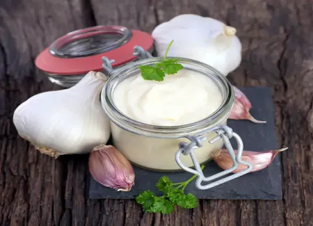 Sauce à l'ail et au yaourt onctueux